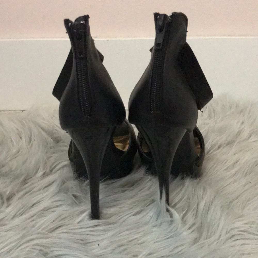 High Heels - Picture 4 of 5